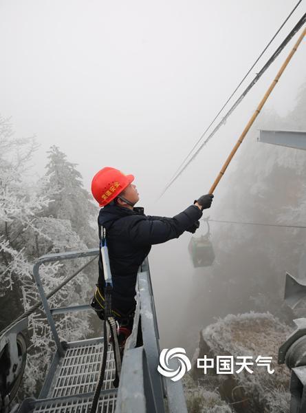 张家界：战低温冰冻 保旅游安全