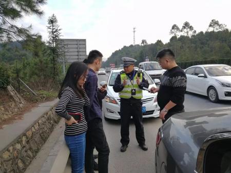 高速交警的春运“十万个为什么?”